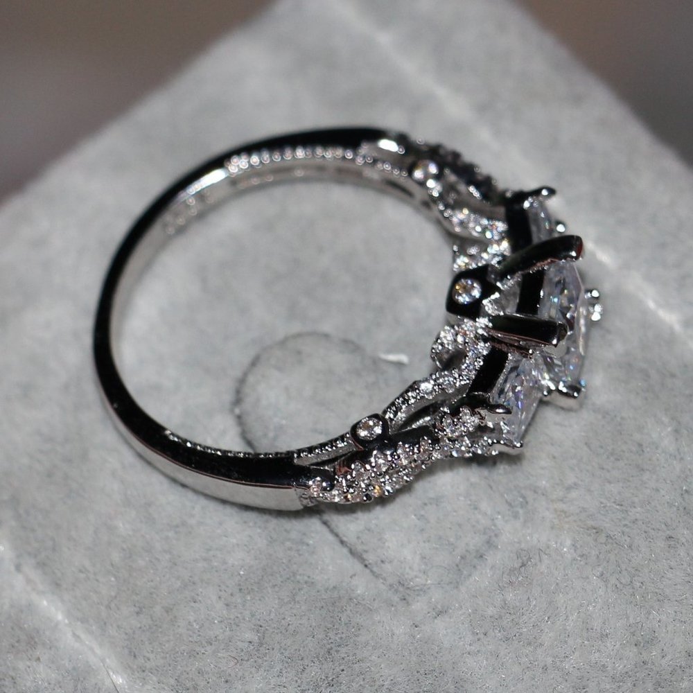 *18K White Gold Diamond Past Present Future Ring - Picture 5 of 9